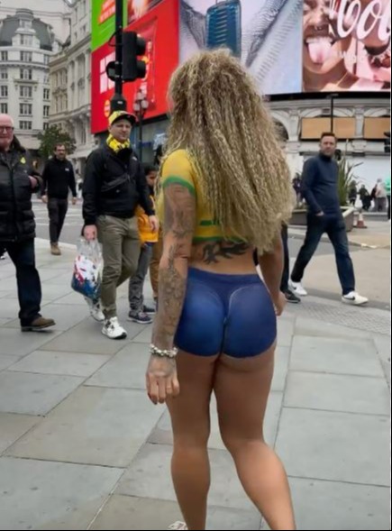 She mingled with tourists around Piccadilly Circus