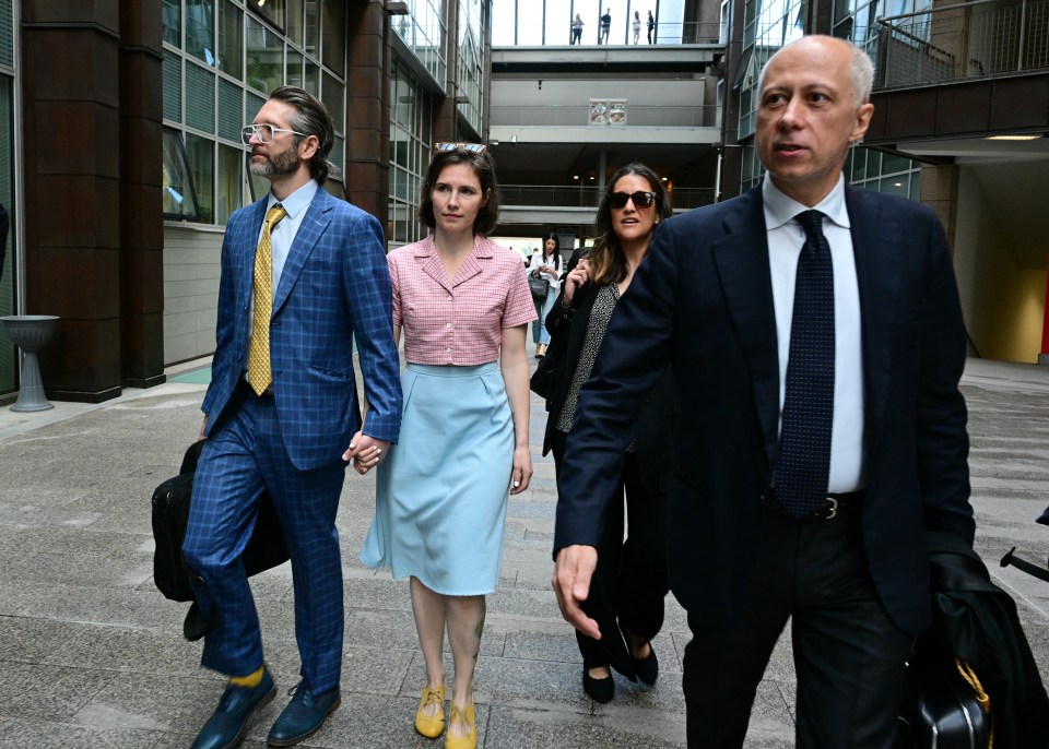 Amanda Knox arrives with her husband Christopher Robinson at the courthouse