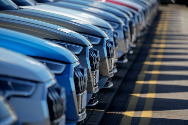 a row of cars are lined up in a parking lot