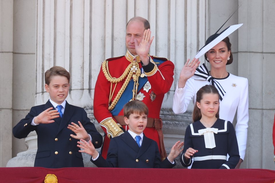 Crowds erupted today as the Royals stepped onto the balcony this afternoon