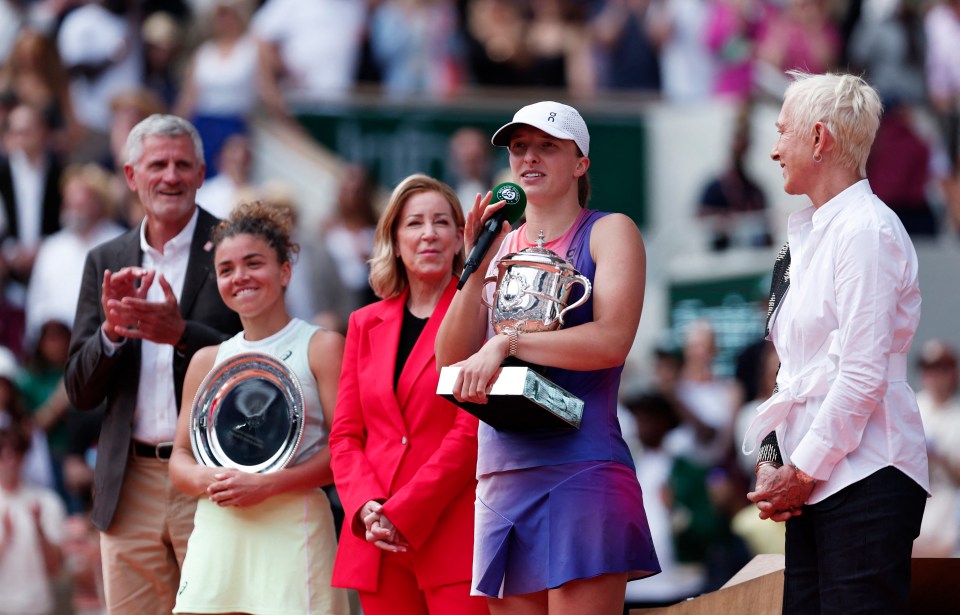 Chris Evert and Martina Navratilova presented the trophies