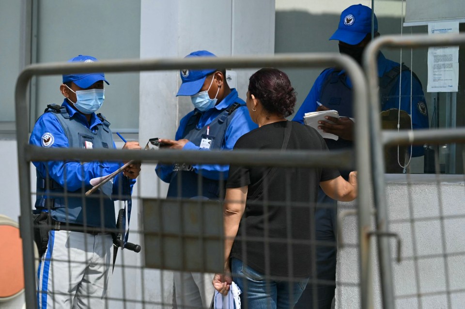 Cops surround the Forensic Medicine Service after the horror incident