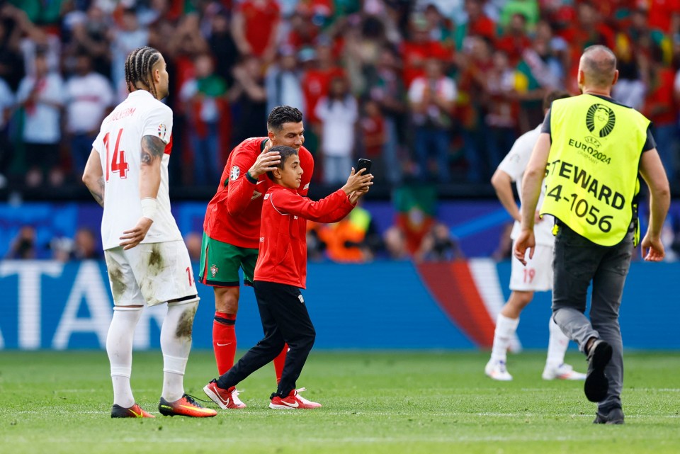 Ronaldo posed for a selfie with fans running on the pitch