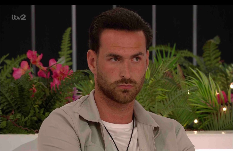 Love Island fans have slammed Ronnie Vint for forming a ‘relationship square’