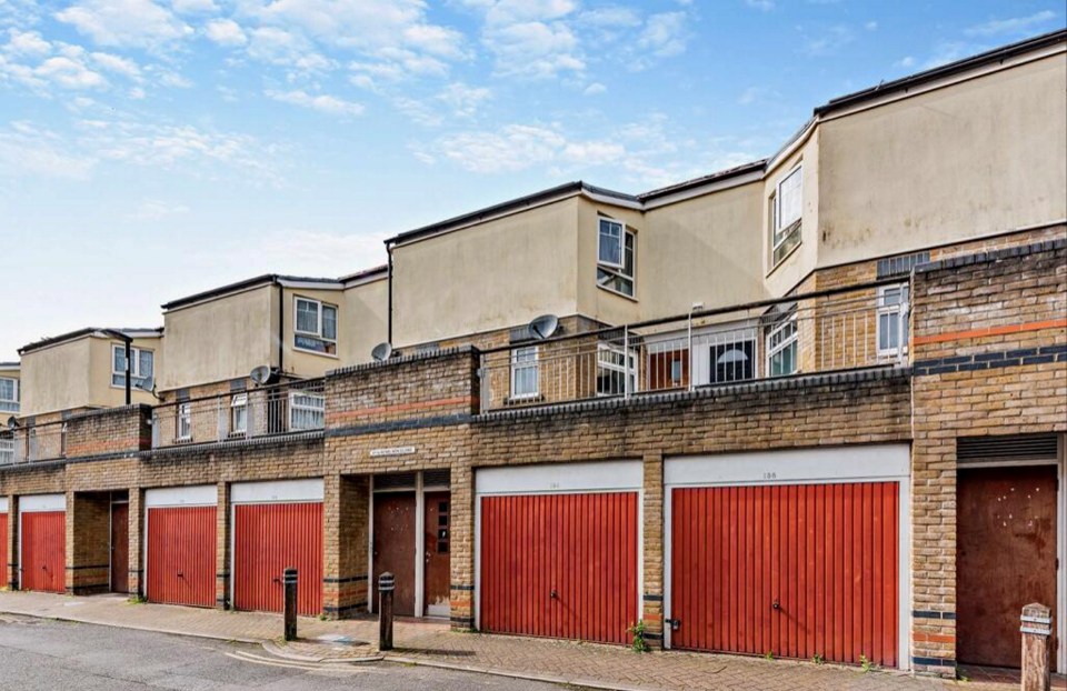 Dated: 19/06/2024 Pictured is the comparison property in London. Waterloo Walk, a two-bed apartment on one of Britain’s cheapest streets in Washington, Tyne and Wear, could be yours for just ¿1k – almost quarter of a million pounds cheaper than a similar home in London which would set you back a whopping ¿225k. See story […]