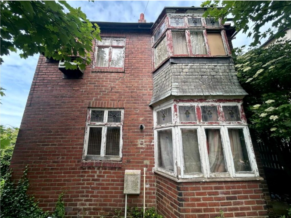 Dated: 25/06/2024 A messy property is on sale for less than a loaf of bread - but it's so filthy you can't see the floor. The bargain property, of Elswick Road, Newcastle upon Tyne, is up for just ¿1 but owners will have their work cut out for them as it is covered in dirt, rubble and abandoned items. The dirty abode is littered with abandoned furniture and rubbish. The living room is stacked with unwanted items including chairs, matresses, CD's and wires. See story North News