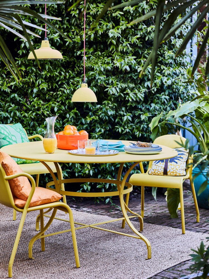 Annie Sloan's English Yellow with Gloss Lacquer gives an instant burst of sunshine.