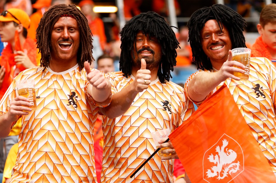 Dutch supporters wear wigs in tribute to former Dutch player Ruud Gullit