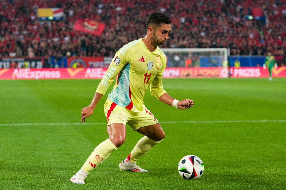 DUSSELDORF, GERMANY - JUNE 24: Ferran Torres of Spain controls the ball during the UEFA EURO 2024 group stage match between Albania and Spain at DÃ¼sseldorf Arena on June 24, 2024 in Dusseldorf, Germany. (Photo by Marcio Machado/Eurasia Sport Images/Getty Images)