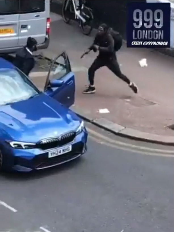 HORROR DUEL Terrifying moment thugs armed with Rambo knives slash and hack at each other in city street fight, pictured: two men fighting with machetes in N15, London, //x.com/999London/status/1805260255951012166, credit: Twitter/@999London