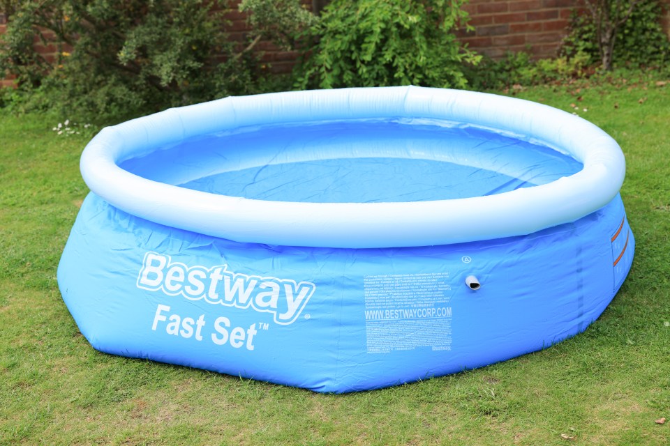 Paddling Pool test with Lynsey Hope, photographed by Oliver Dixon for Sun Features - 4th June 2024..Photo shows: Bestway Fast Set