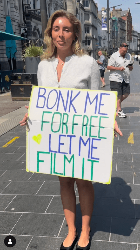 Her supportive mum helped Bonnie craft this sign for a stunt