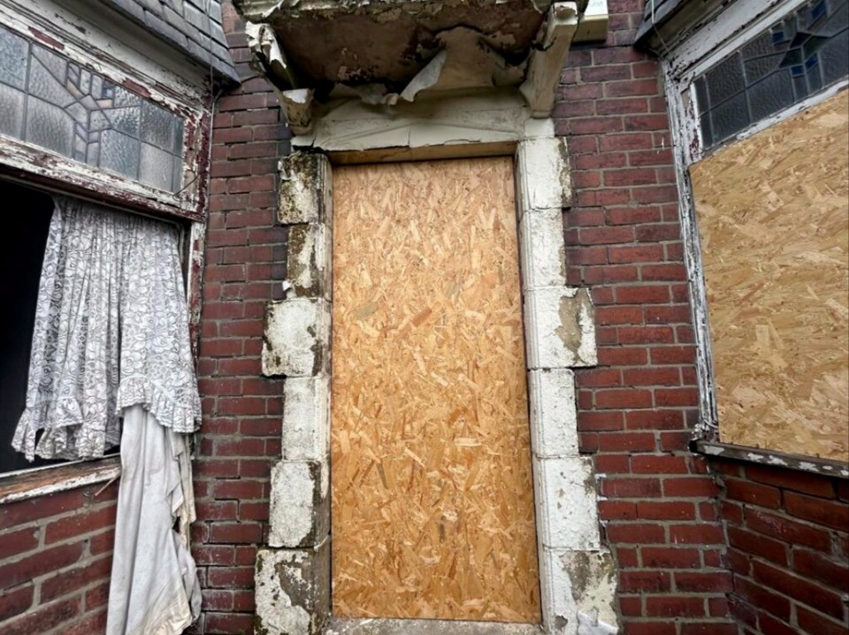 Dated: 25/06/2024 A messy property is on sale for less than a loaf of bread - but it's so filthy you can't see the floor. The bargain property, of Elswick Road, Newcastle upon Tyne, is up for just ¿1 but owners will have their work cut out for them as it is covered in dirt, rubble and abandoned items. The dirty abode is littered with abandoned furniture and rubbish. The living room is stacked with unwanted items including chairs, matresses, CD's and wires. See story North News