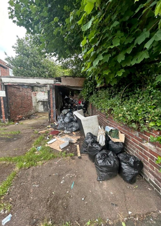 Dated: 25/06/2024 A messy property is on sale for less than a loaf of bread - but it's so filthy you can't see the floor. The bargain property, of Elswick Road, Newcastle upon Tyne, is up for just ¿1 but owners will have their work cut out for them as it is covered in dirt, rubble and abandoned items. The dirty abode is littered with abandoned furniture and rubbish. The living room is stacked with unwanted items including chairs, matresses, CD's and wires. See story North News