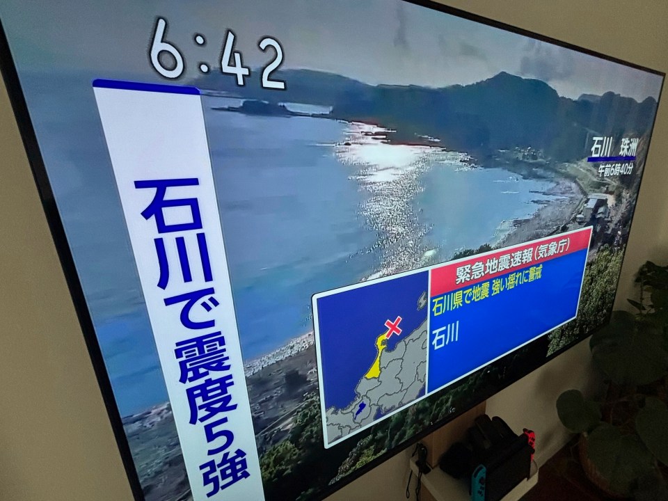 An emergency earthquake alert for the Ishikawa Prefecture area is shown on a TV on Monday