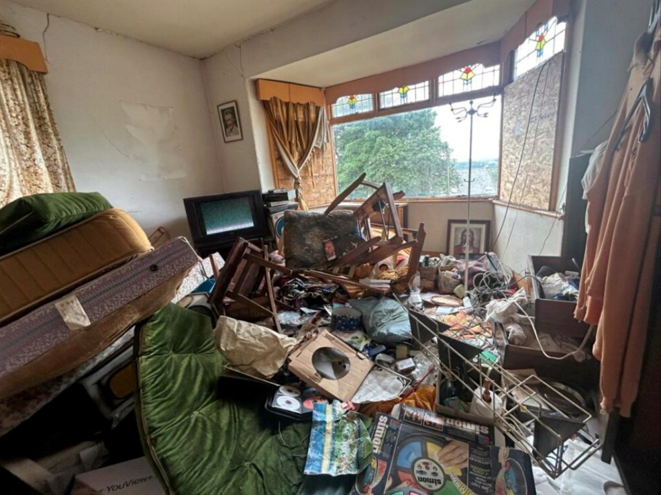 Dated: 25/06/2024 A messy property is on sale for less than a loaf of bread - but it's so filthy you can't see the floor. The bargain property, of Elswick Road, Newcastle upon Tyne, is up for just ¿1 but owners will have their work cut out for them as it is covered in dirt, rubble and abandoned items. The dirty abode is littered with abandoned furniture and rubbish. The living room is stacked with unwanted items including chairs, matresses, CD's and wires. See story North News