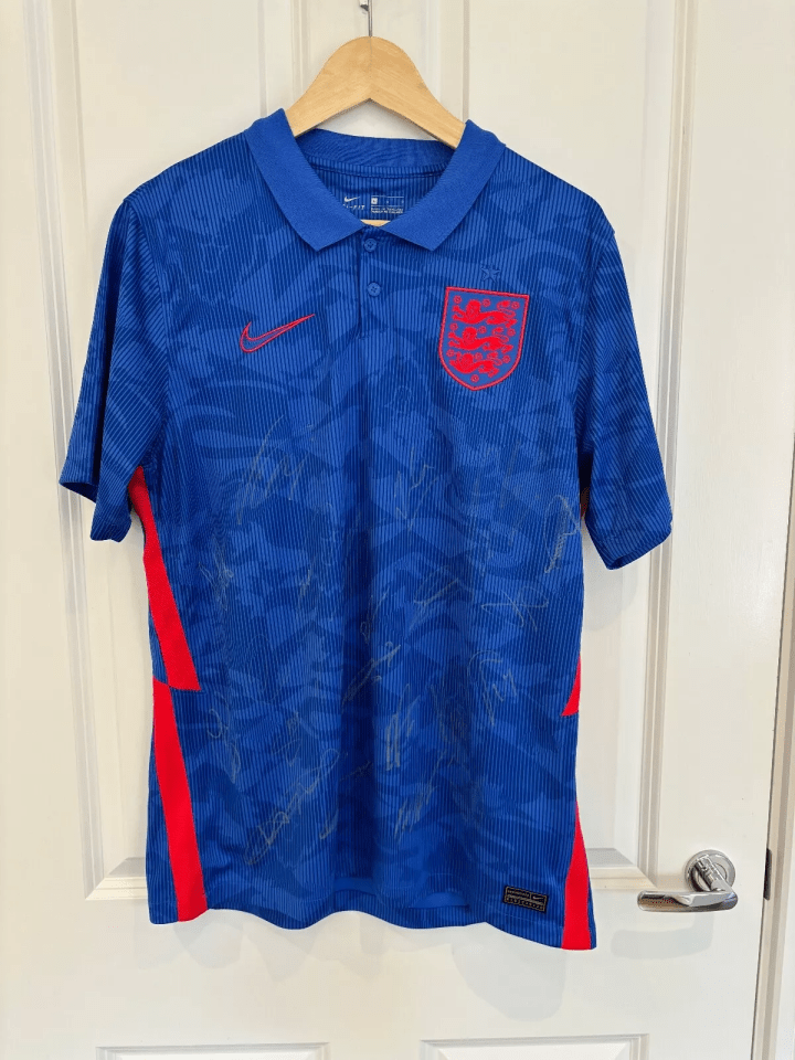 This Euro 2020 top comes with 20 players’ signatures on it