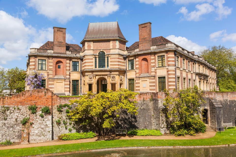 Eltham Palace consists of a medieval great hall, and an Art Deco extension was added in the 1930s