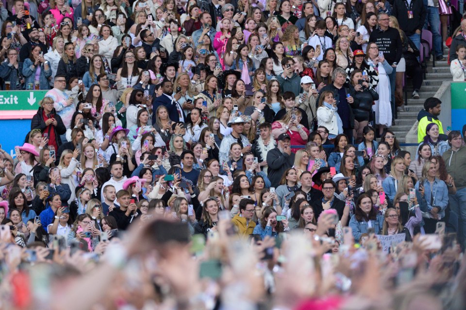 The singer even witnessed a heartwarming proposal in the crowd