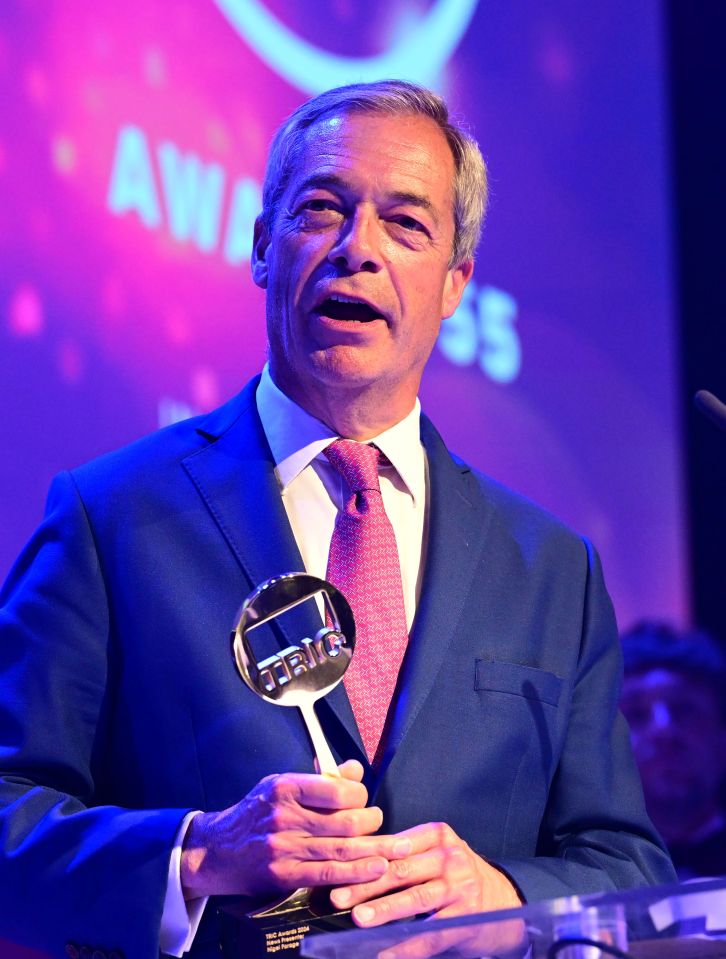 The politician was faced with growing boos from the audience over faint cheers as he accepted his gong