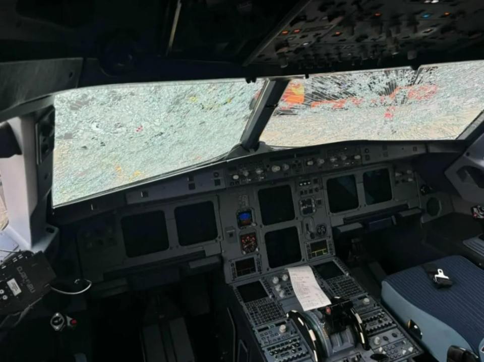 The terrifying view from the pilots seat in the Airbus A320