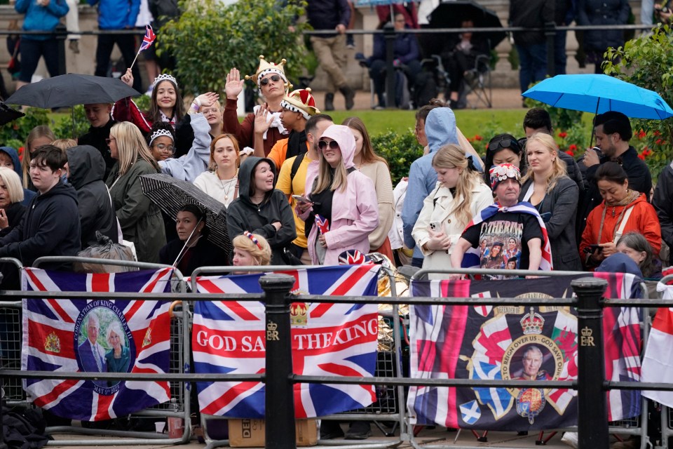 Fans had donned their raincoats and held umbrellas, prepared for a damp day