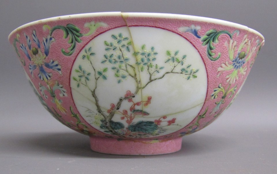 Despite this bowl clearly being damaged it still sold for £5,000