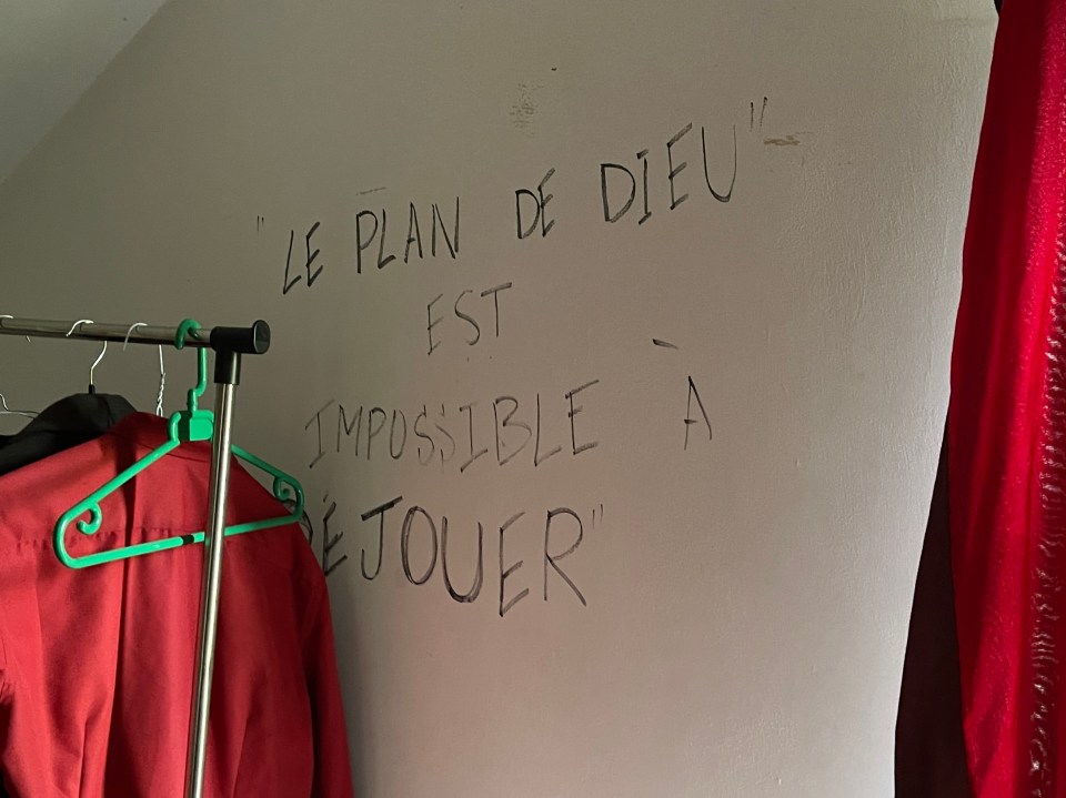 a white wall with the words " le plan de dieu " written on it