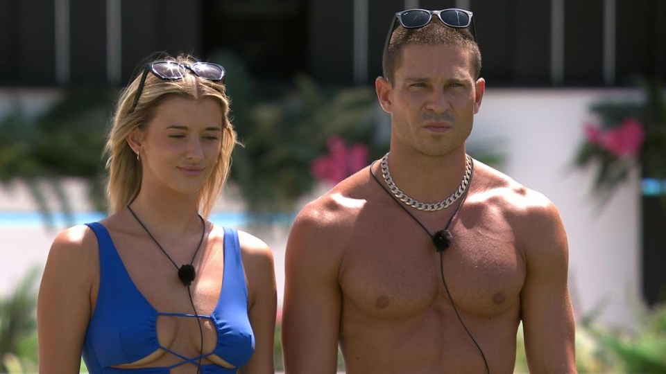 Later, Samantha returned as part of a jury of ex-islanders – where the majority voted to ‘dump’ Joey and Jessa from the villa