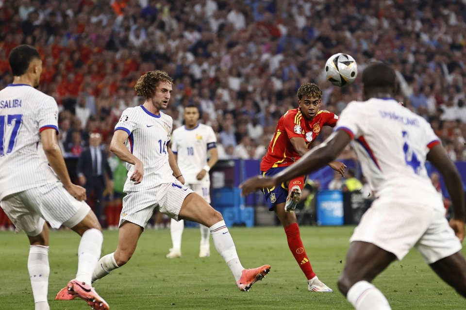 a soccer player with the number 17 on his jersey