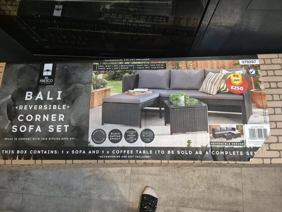 The discounter has slashed the price of a "stunning" corner sofa set by a whopping £150