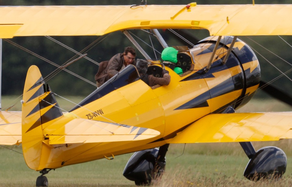 Hollywood superstar Tom with his pilots in the cockpit