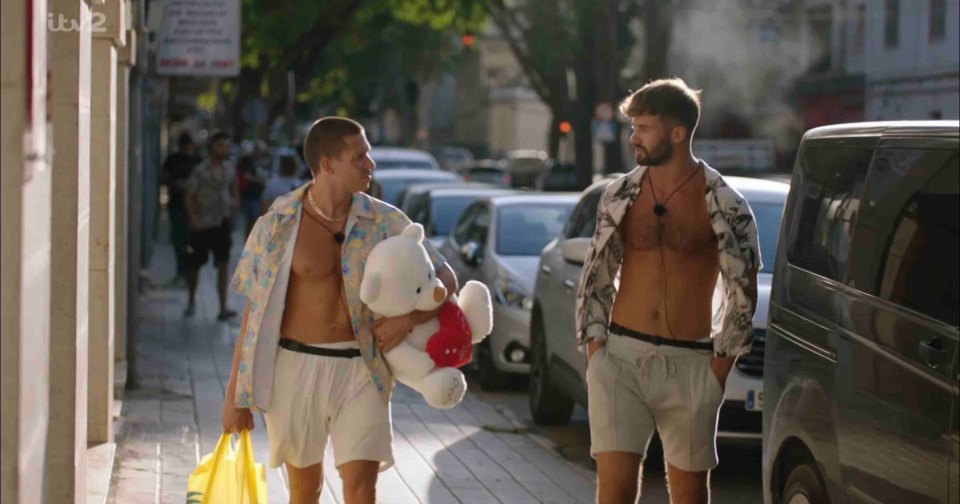 Ciaran and Joey went jewellery shopping in a bizarre scene