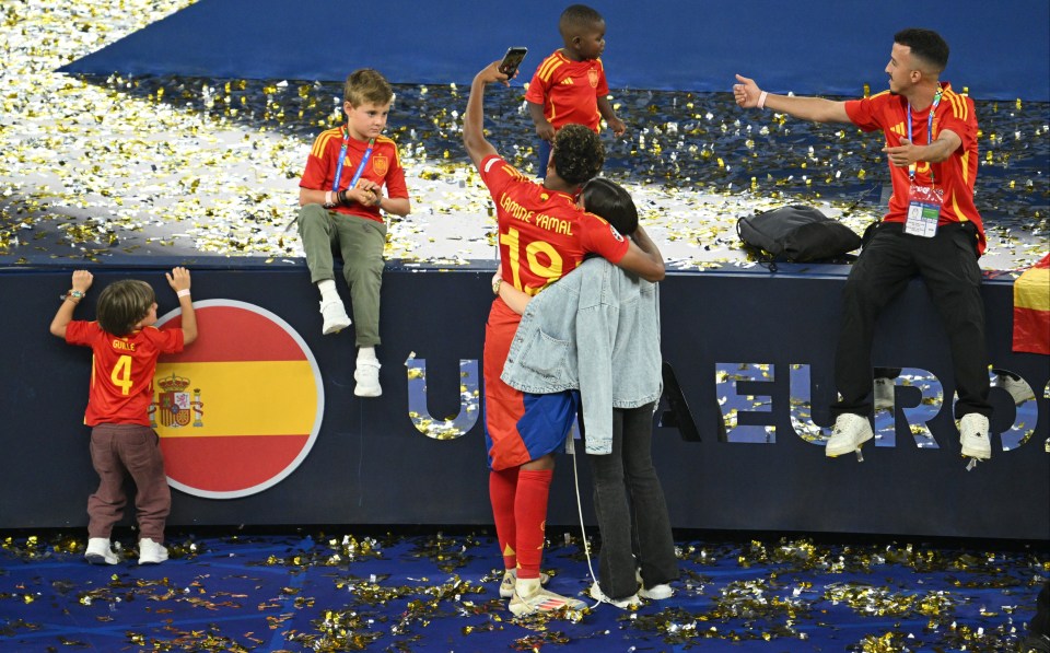 Yamal and Alex took selfies together after the trophy ceremony