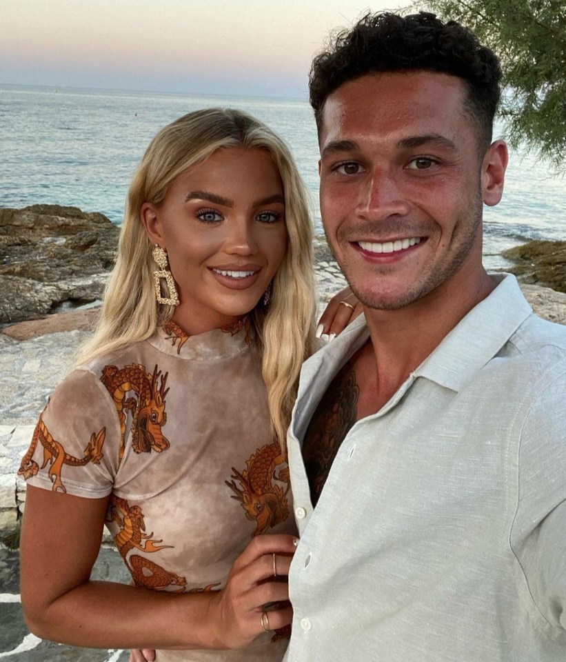 Fans claim that Molly looks exactly like Callum's new girlfriend