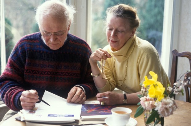 A57YY4 elderly couple looking at paperwork