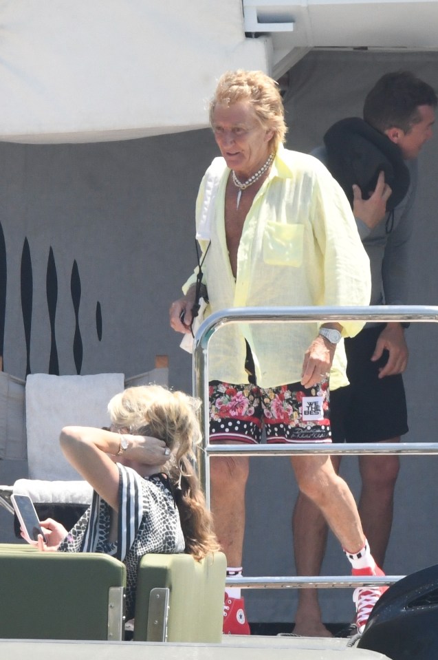 BGUK_2974536 - *PREMIUM-EXCLUSIVE* SARDINIA, ITALY - *MUST CALL FOR PRICING* Life's a Beach for the British Rocker Rod Stewart with his wife Penny Lancaster and the children Sean, Kimberly, Aiden and Alastair Stewart during their Italian family getaway in Porto Cervo, Sardinia. Rod and the family enjoyed the hot Sardinian sunshine out on the beach as Penny showed off her voluptuous figure as she donned her skimpy little black bikini. The gang then headed to their luxurious yacht out to sea but en route, it would seem the excessive heat has got to Rod as he shelters from the sun by wearing a towel over his head as the family chilled out on the mega vessel as Rod's son Alastair was seen putting on a rather amorous display with his girlfriend. *PICTURES TAKEN ON THE 14/07/2024* Pictured: Rod Stewart - Penny Lancaster - Sean Stewart - Kimberly Stewart - Alastair Stewart - Aiden Stewart BACKGRID UK 17 JULY 2024 UK: +44 208 344 2007 / uksales@backgrid.com USA: +1 310 798 9111 / usasales@backgrid.com *Pictures Containing Children Please Pixelate Face Prior To Publication*