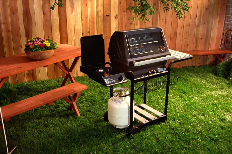 Electric BBQs cost £1.00 and emit 1.0 kg of CO2 per use