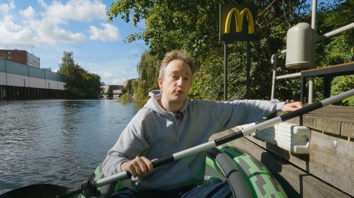 Customers don't need to get out of their boats to get their food