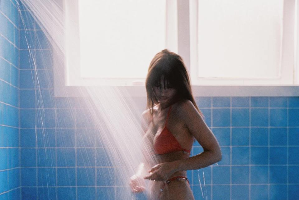 Em Ratajkowski is a celebrity that has joined in on the power shower trend