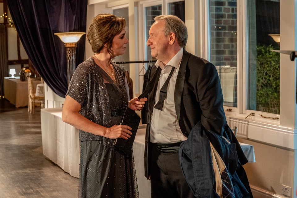 Barnaby (Neil Dudgeon) and his wife Sarah (Fiona Dolman) share a tender moment