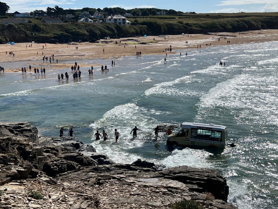 Despite their best efforts the beachgoers couldn't budge the ice cream van