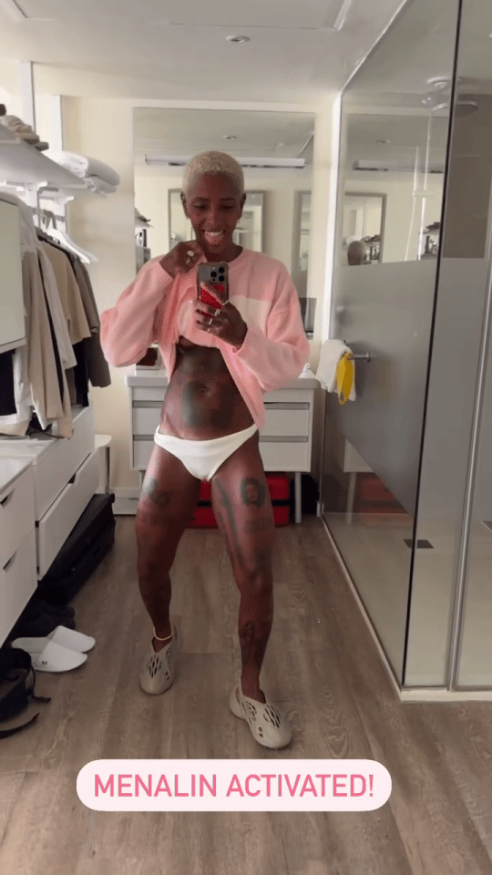 Her vacation pal Roxxxan posted a snap from a similar-looking hotel room