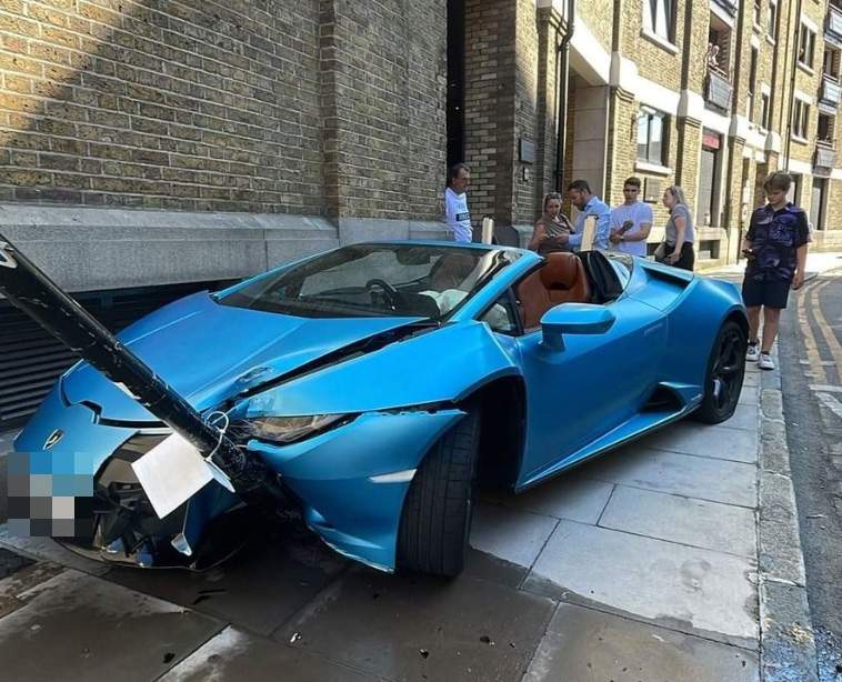 The crash left the front end of the flash Lamborghini supercar all smashed up