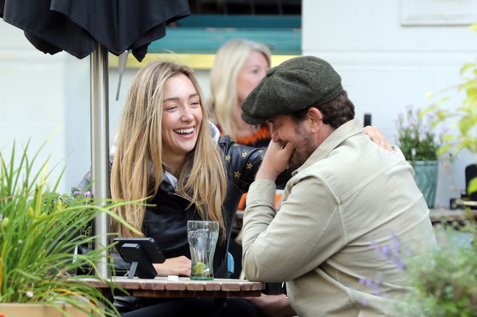 The couple headed to a local pub and put on a cosy display