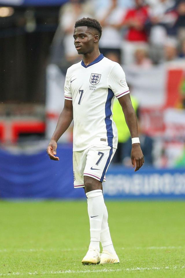 a soccer player with the number 7 on his jersey