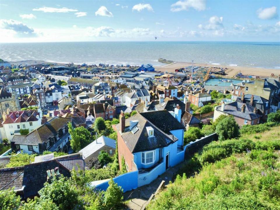 It is located within walking distance of the historic Old Town of Hastings