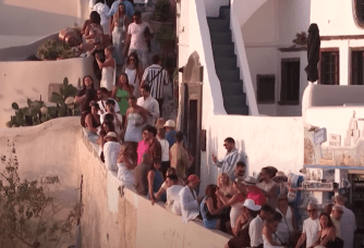 Hundreds of people were seen crammed up in narrow walkways for pictures