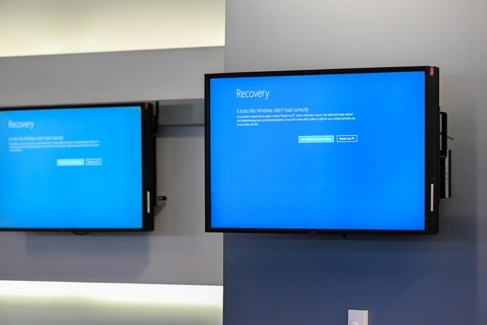 a computer monitor with a blue screen that says recovery