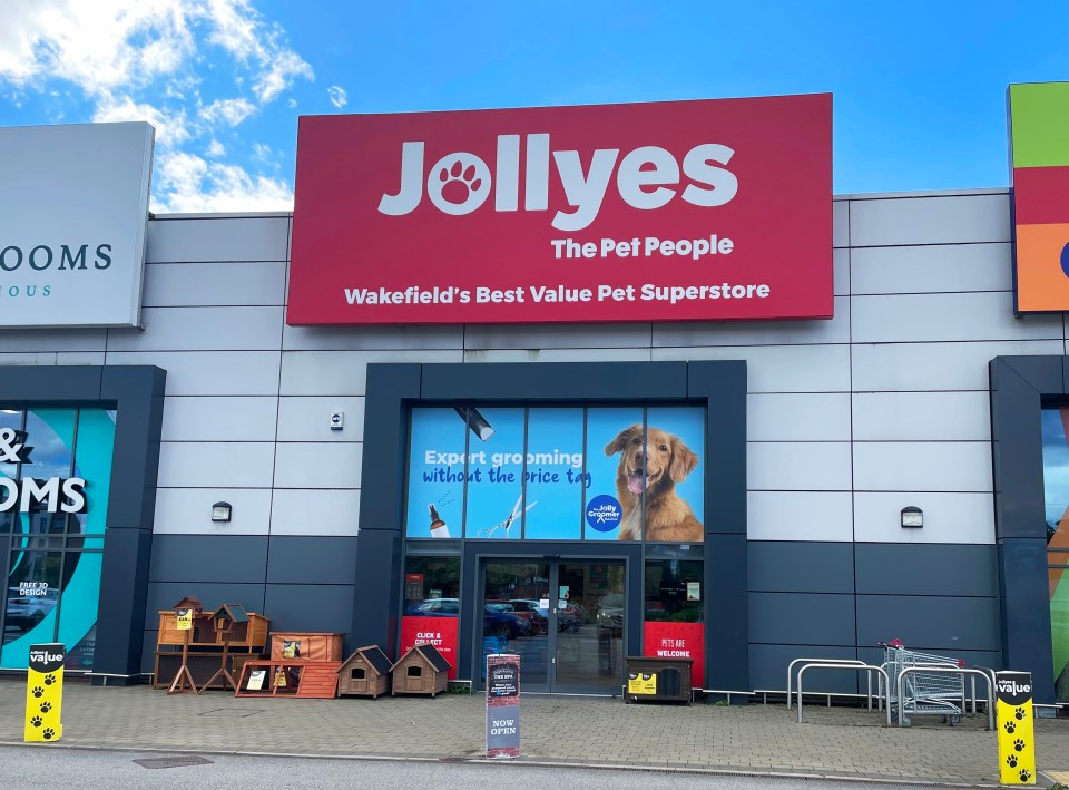 Jollyes is giving customers free dog poop bags to combat dog fouling